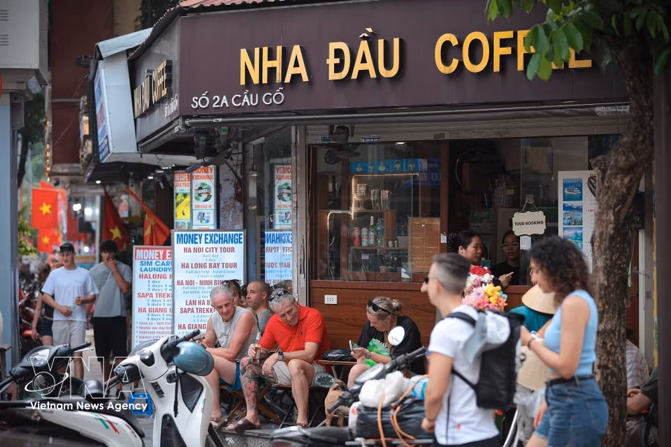 Le classement repose sur l'analyse de plus de 100 000 avis de clients concernant des restaurants, des attractions touristiques, des établissements de loisirs et d'autres entreprises de services implantés dans 107 villes à travers le monde. Photo : VNA