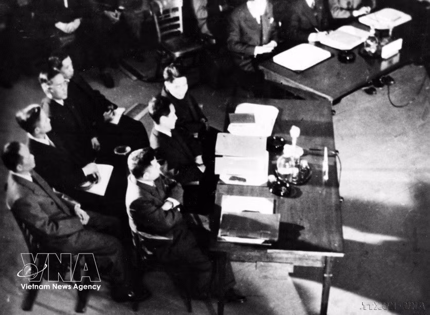 Représentant la partie victorieuse, la délégation de la République démocratique du Vietnam, conduite par le vice-Premier ministre Pham Van Dông, participe à la séance d'ouverture de la Conférence de Genève sur l'Indochine, le matin du 8 mai 1954. Photo : Archives de la VNA