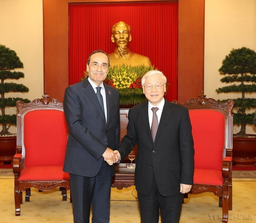 Le secrétaire général du Comité central du Parti communiste du Vietnam, Nguyen Phu Trong (à droite), reçoit le président de la Chambre des représentants du Maroc, Habib El Malki, en visite officielle au Vietnam, le 19 décembre 2017 à Hanoï. Photo : VNA