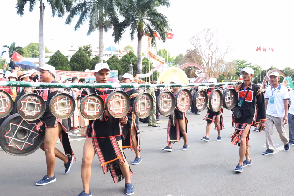 Au-delà de sa valeur patrimoniale inestimable, l’espace de la culture des gongs est aujourd’hui mis en valeur comme un produit touristique original, capable d’attirer un nombre croissant de visiteurs vietnamiens comme internationaux. Photo : VNA