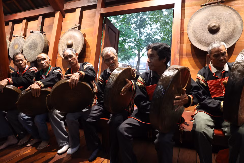 Les résonances envoûtantes des gongs s'élèvent depuis la "nhà dài" (maison longue), architecture traditionnelle emblématique de l'ethnie Ê Dê. Photo : VNA