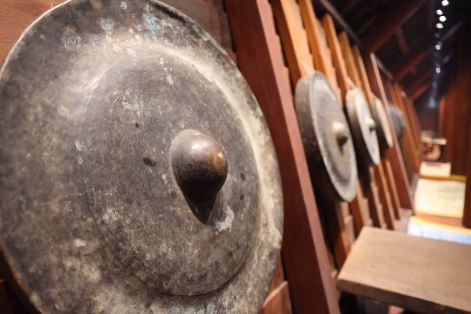 Un ensemble de gongs de l'ethnie Ê Dê est soigneusement suspendu à une place d'honneur au cœur de la "nhà dài" (maison longue). Photo : VNA