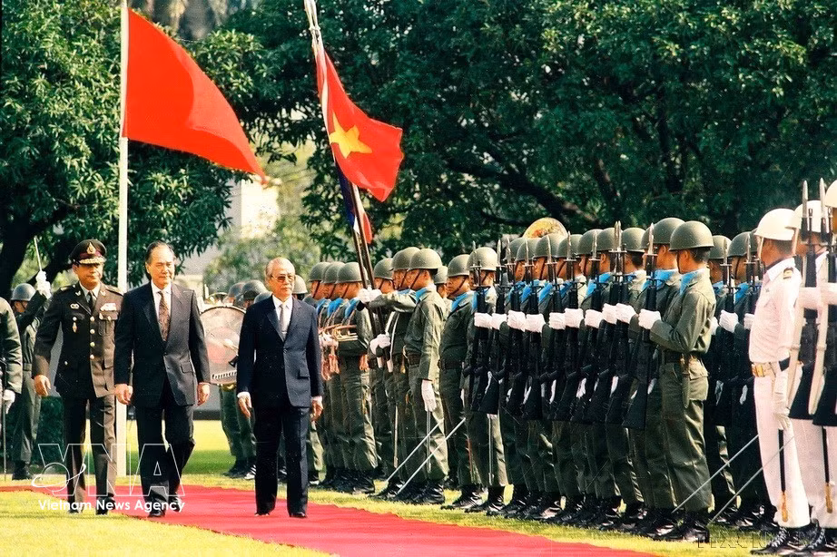 Le Premier ministre thaïlandais Anand Panyarachun préside la cérémonie d'accueil officielle du président du Conseil des ministres Vo Van Kiet, en visite officielle en Thaïlande, le 28 octobre 1991. Photo : VNA