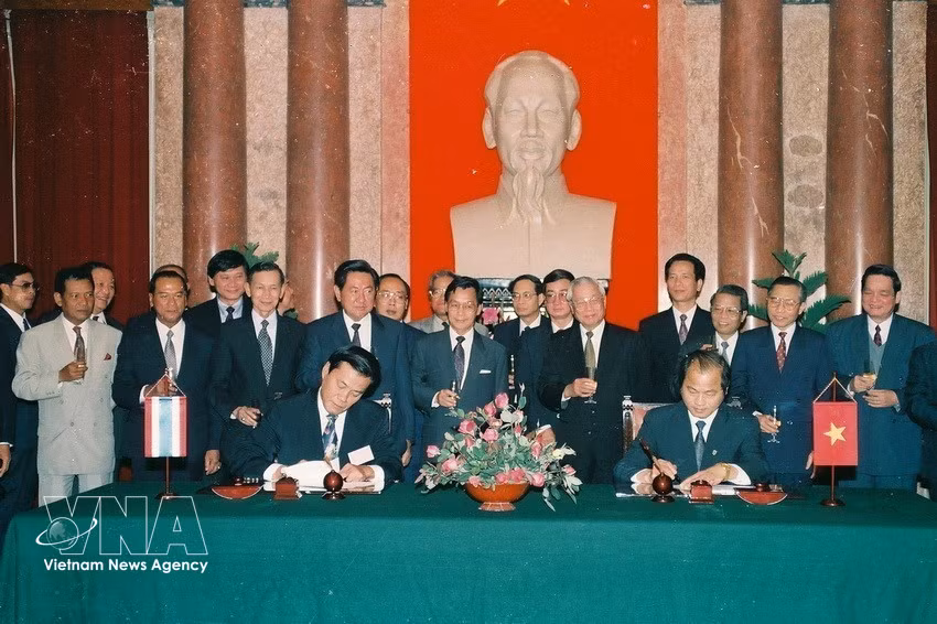 Les Premiers ministres vietnamien Vo Van Kiet (2e rang, 5e à partir de la droite) et thaïlandais Chuan Leekpai (2e rang, 5e à partir de la gauche) assistent à la signature d'un accord de coopération industrielle et commerciale entre le Vietnam et la Thaïlande, à Hanoï, en 1994. Photo : VNA