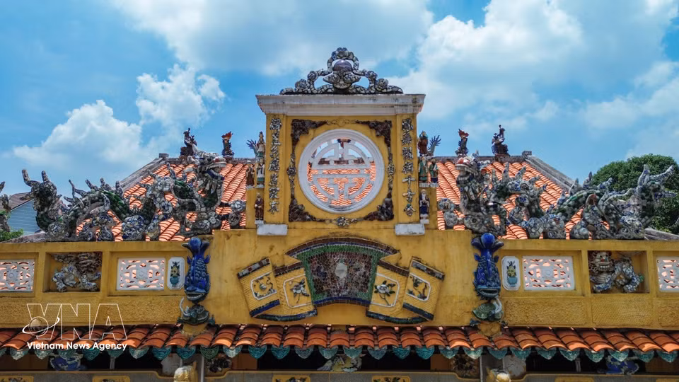 D’une grande finesse, les motifs sculptés témoignent de l’esthétique décorative traditionnelle et des valeurs culturelles propres à l’Asie orientale. Photo : VNA