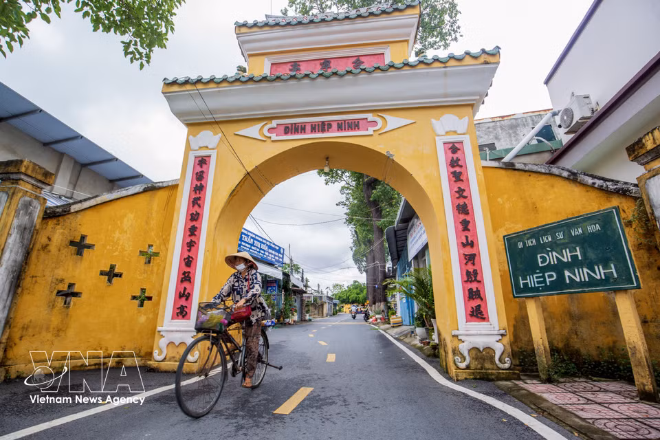 Le portail latéral du temple de Hiep Ninh, marqué par des lignes architecturales traditionnelles, mène à un site historique centenaire au cœur de la ville de Tây Ninh. Photo : VNA