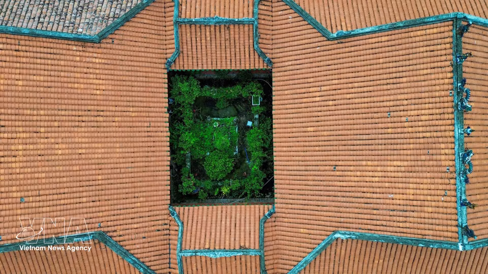 Le puits de lumière intérieur assure une ventilation naturelle et une clarté douce qui subliment le caractère solennel et sacré de cet ouvrage historique. Photo : VNA