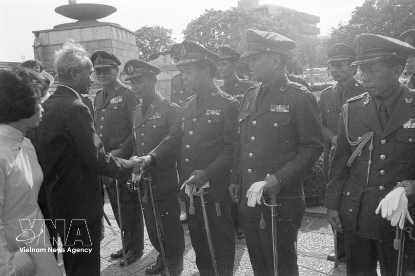 Cérémonie d'accueil officielle du Premier ministre vietnamien Pham Van Dong à Bangkok, en septembre 1978. Photo : VNA