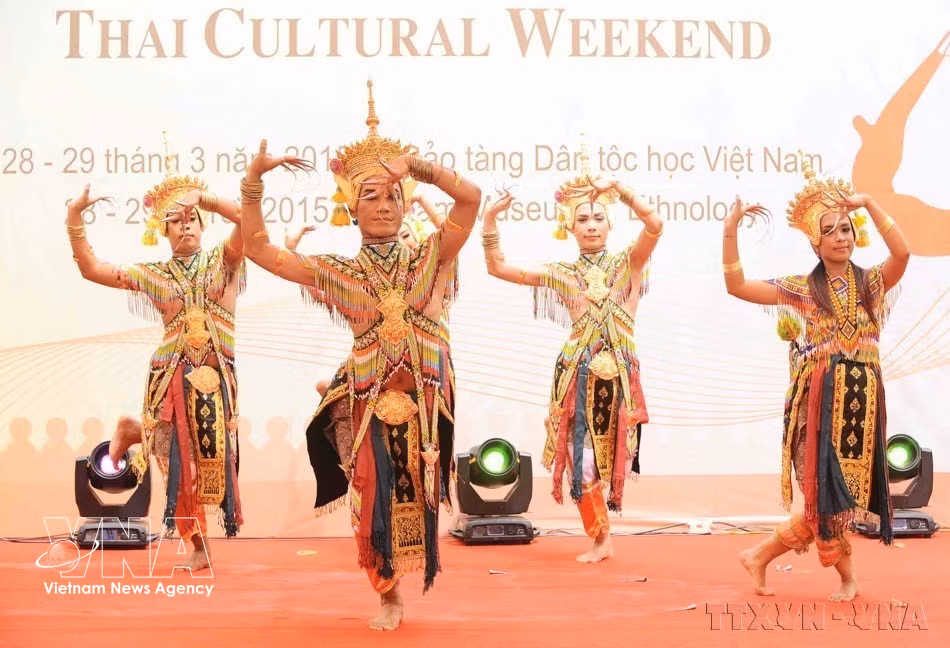Des artistes thaïlandais présentent la danse traditionnelle « Norah » au Musée d'ethnographie du Vietnam, à Hanoï, dans le cadre du programme « Week-end de la culture thaïlandaise », le 28 mars 2015. Photo : VNA
