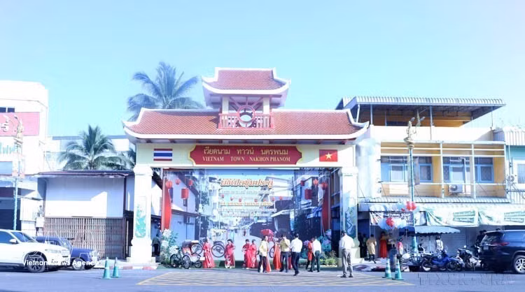 Inauguration du portail de la « Rue culturelle Thaïlande-Vietnam », sur l'avenue Nittayo, dans la province thaïlandaise de Nakhon Phanom, le 10 octobre 2024. Photo : VNA