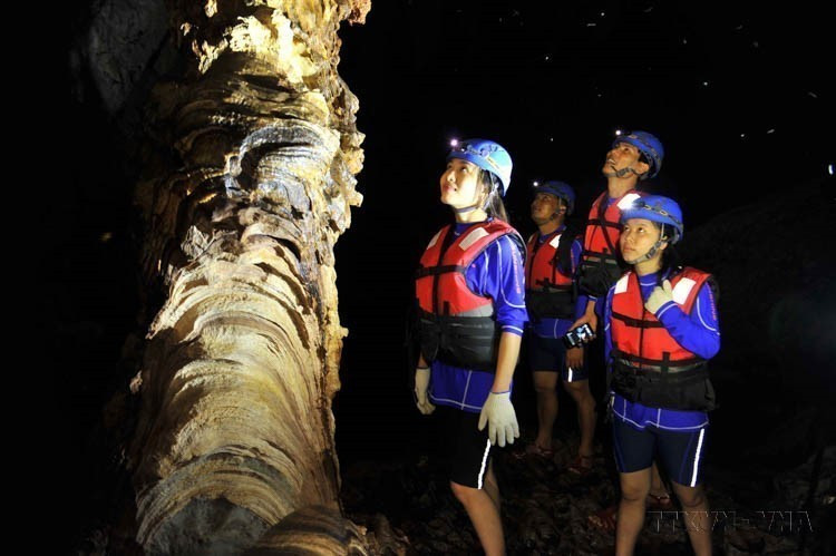 Des touristes explorent la beauté majestueuse de la grotte « Tôi » (Sombre), dans le parc national de Phong Nha - Ke Bàng. Photo : VNA