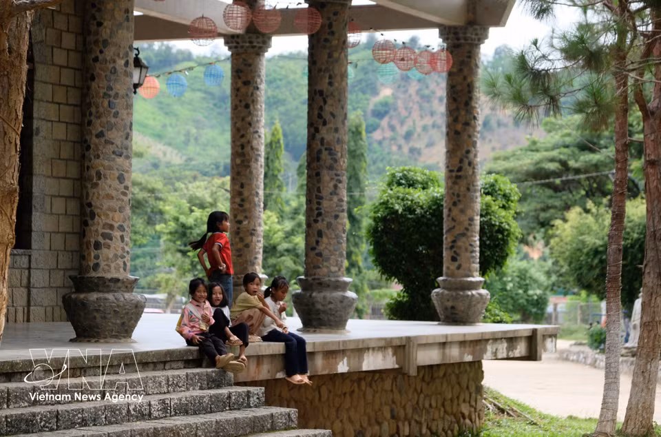 Ouverte gratuitement au public, l’église offre un cadre verdoyant et spacieux, véritable lieu de détente apprécié des enfants locaux durant l’été. Photo : VNA