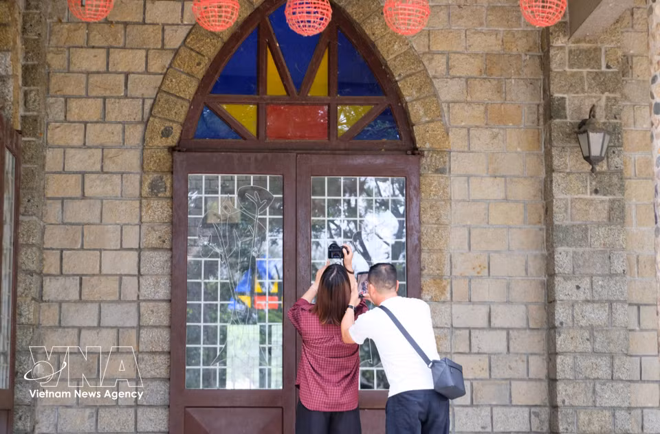 Des visiteurs viennent découvrir l’architecture et la richesse culturelle de l’église de Da Tong. Photo : VNA