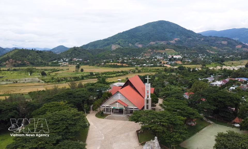 L’église de Da Tong s’impose majestueusement au milieu des paysages montagneux et pittoresques de la zone reculée de Dam Rong. Photo : VNA