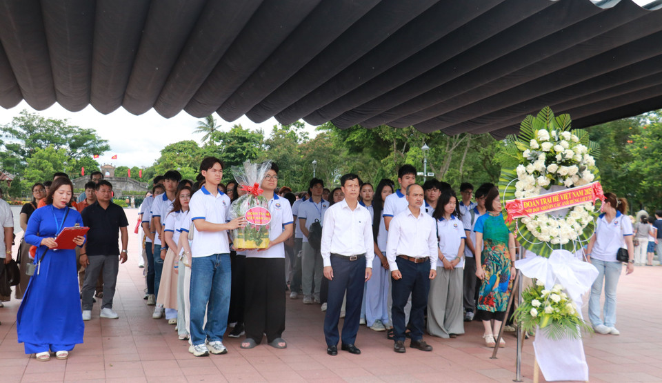 La délégation de jeunes et d'étudiants vietnamiens d'outre-mer offre de l'encens et des fleurs en hommage aux Héros morts pour la patrie à l'ancienne citadelle de Quang Tri. Photo : VNA