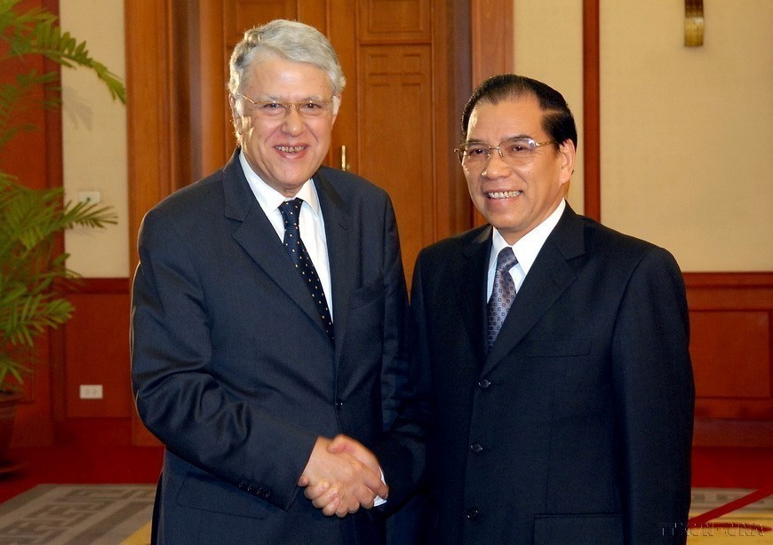 Le secrétaire général du Comité central du Parti communiste du Vietnam, Nong Duc Manh (à droite), reçoit le Premier ministre marocain, Abbas El Fassi, en visite officielle au Vietnam, le 24 novembre 2008 à Hanoï. Photo : VNA
