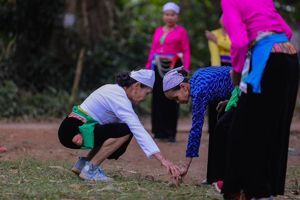 Pratiqué sur un sol plat, ce jeu réunit adultes et jeunes dans une atmosphère conviviale et animée au sein de la communauté. Photo : VNA