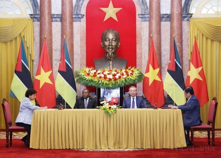 Le secrétaire général du Parti communiste du Vietnam et président vietnamien To Lam (2e, droite) et le président mozambicain Filipe Jacinto Nyusi assistent à la cérémonie de signature d'accords de coopération entre les deux pays, le 9 septembre 2024. Photo : VNA