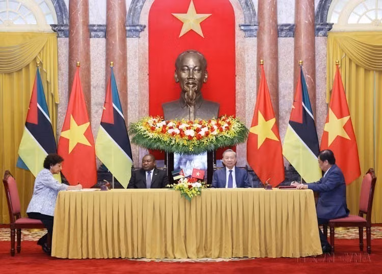Le secrétaire général du Parti communiste du Vietnam et président vietnamien To Lam (2e, droite) et le président mozambicain Filipe Jacinto Nyusi assistent à la cérémonie de signature d'accords de coopération entre les deux pays, le 9 septembre 2024. Photo : VNA