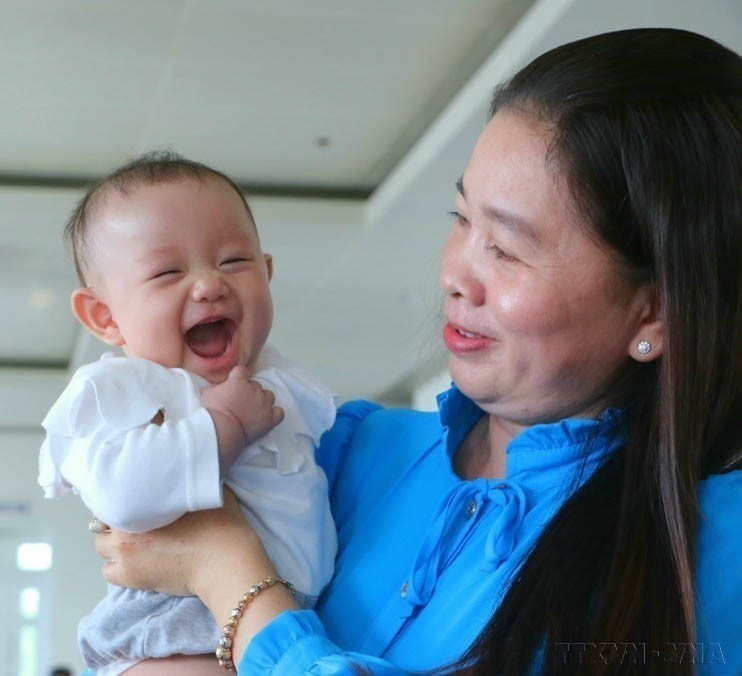 La province de Hâu Giang récompense les familles ayant eu deux filles. Ici, une mère et son bébé lors de la cérémonie tenue le 5 janvier 2023. Photo : VNA