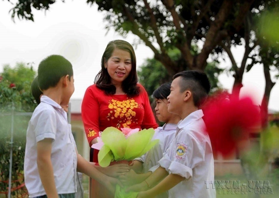 L'enseignante Dinh Thi Thuy accorde son affection aux enfants orphelins ou abandonnés porteurs du VIH au Centre de traitement et d'éducation par le travail social n° 2, situé dans la commune de Yen Bai, district de Ba Vi, à Hanoï. Photo : VNA