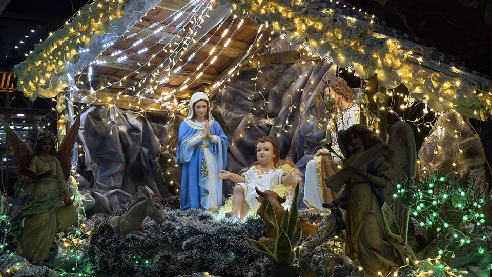 Des crèches et des décors de Noël façonnés avec minutie parent les lieux de culte d’une atmosphère festive et recueillie. Photo : VNA