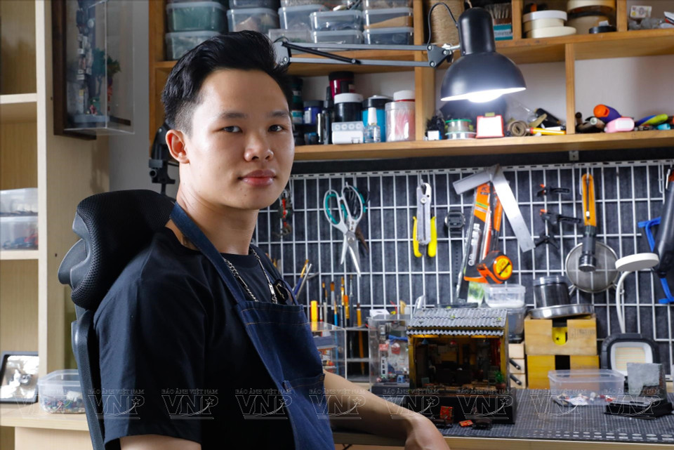 Diplômé en design graphique, Nguyen Van Cuong a débuté sa carrière dans une entreprise spécialisée dans les maquettes architecturales, où il a développé sa minutie et son œil pour le détail. Photo : Vietnam Illustré