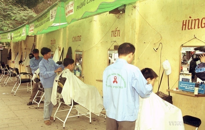 L'un des dix salons de coiffure participant à la sensibilisation contre le sida dans le quartier de Cat Dai, à Hai Phong. Grâce à cette initiative originale, ces établissements informent chaque année des dizaines de milliers de personnes sur les méthodes de prévention du VIH. Photo : VNA