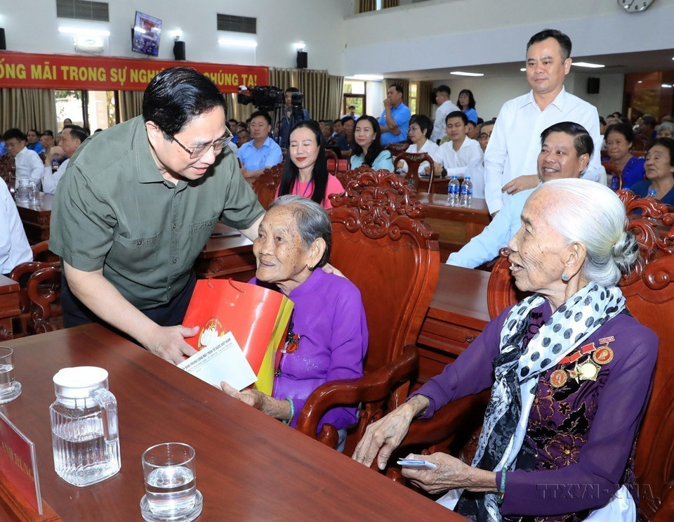 Le Premier ministre Pham Minh Chinh rend visite à des Mères héroïnes vietnamiennes et leur offre des cadeaux à l'occasion du Nouvel An lunaire, le 4 février 2024, à Cân Tho. Photo : VNA