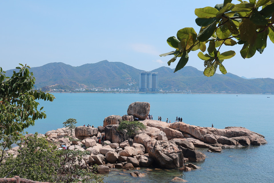 Le site pittoresque de Hon Chông, dans le quartier de Nha Trang, offre un panorama d'une beauté exceptionnelle. Photo : VNA