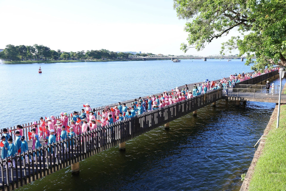 La rue piétonne longeant la rivière des Parfums est un lieu privilégié pour les événements culturels et touristiques de la ville. Photo : VNA