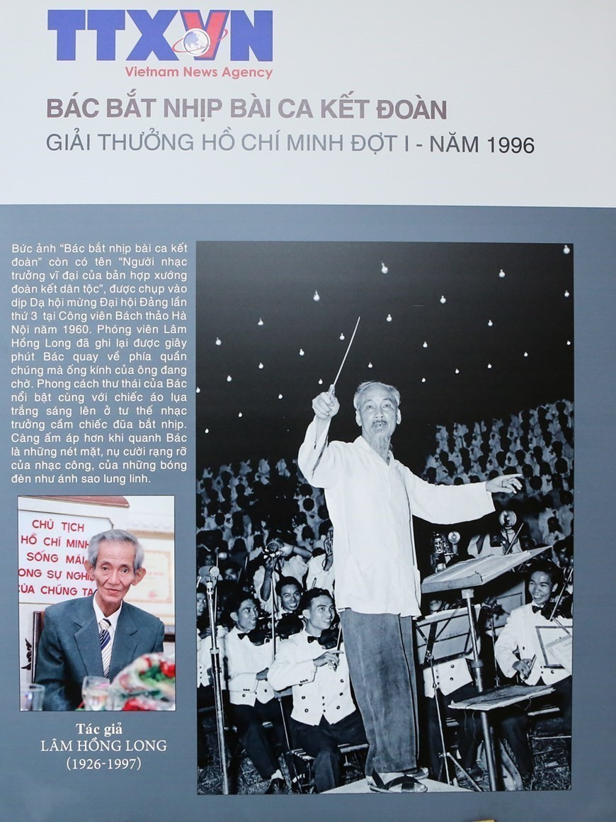 La photo "Bac bat nhip bài ca kêt doàn" (Oncle Hô donne le tempo de l'hymne de l'unité) de Lâm Hông Long a reçu le Prix Hô Chi Minh en 1996. Photo : VNA