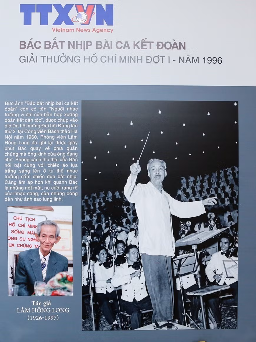La photo "Bac bat nhip bài ca kêt doàn" (Oncle Hô donne le tempo de l'hymne de l'unité) de Lâm Hông Long a reçu le Prix Hô Chi Minh en 1996. Photo : VNA