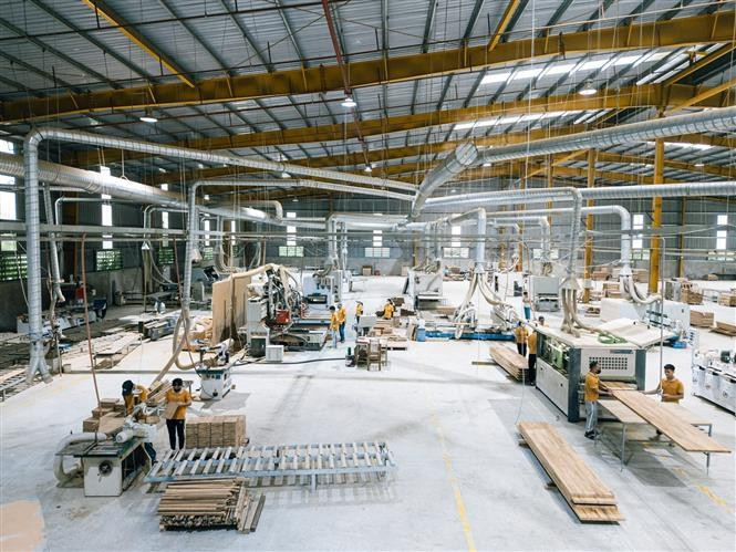 La société par actions Bambo King Vina, située dans le complexe industriel de Bai Bui, commune de Linh Son, province de Thanh Hoa, modernise ses lignes de production et ses équipements pour augmenter sa capacité de transformation des produits forestiers. Photo : VNA