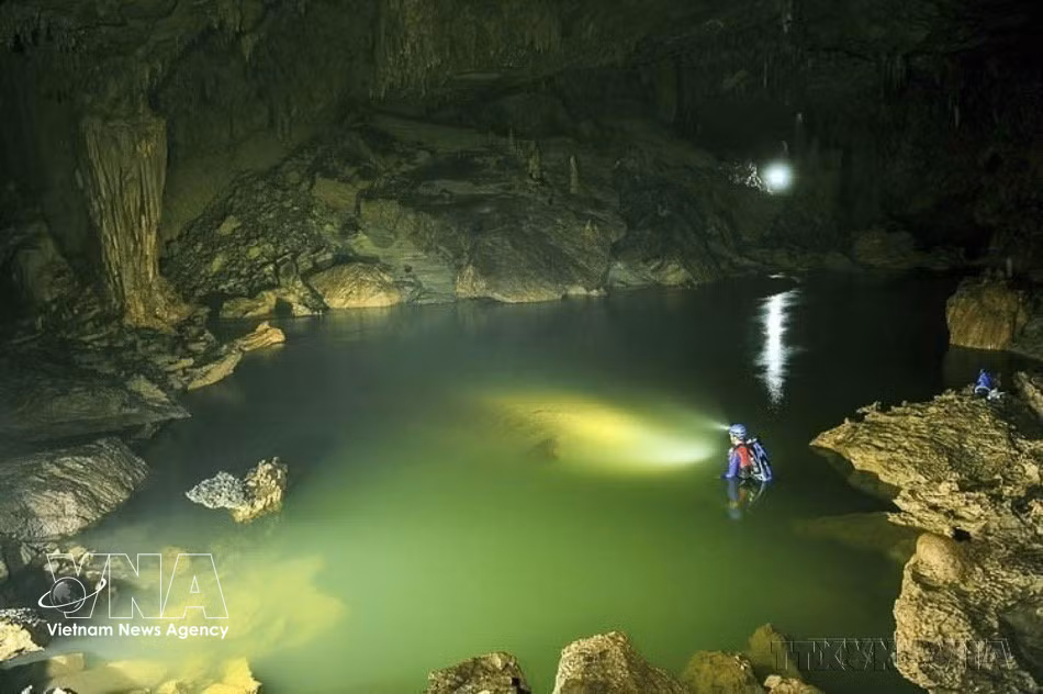 Réuni à Paris pour sa 47ᵉ session le 13 juillet 2025, le Comité du patrimoine mondial de l’UNESCO a approuvé la modification des limites du bien naturel mondial du parc national de Phong Nha - Ke Bang (Vietnam) afin d’y inclure le parc national de Hin Nam No (Laos). Cette extension consacre la création d’un site transfrontalier d’importance internationale, désormais inscrit sous l’appellation "Parc national de Phong Nha - Ke Bang et Parc national de Hin Nam No". Photo : VNA