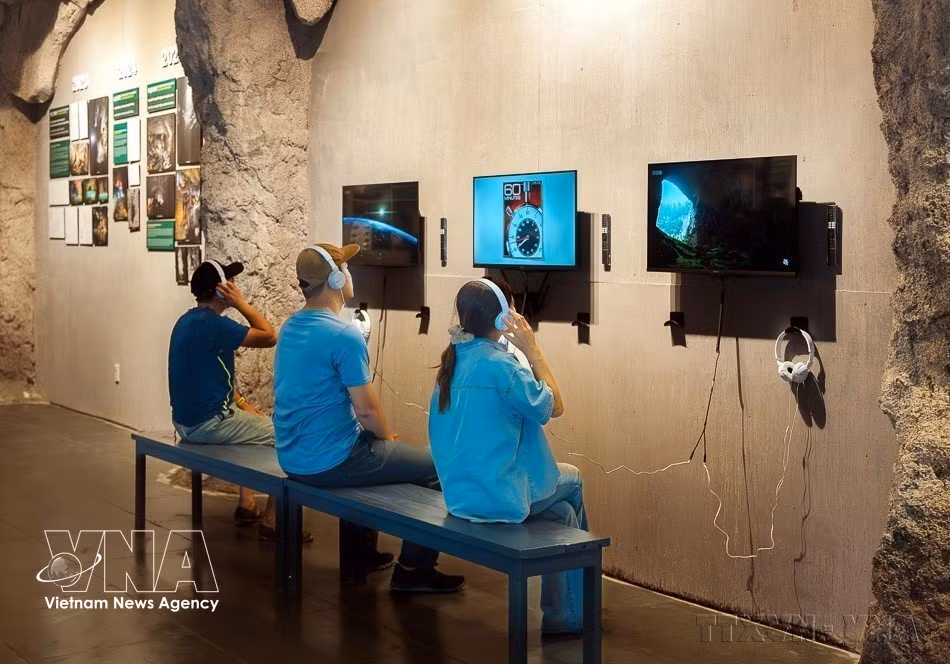 Le 26 avril 2026, la société Oxalis a inauguré le Centre d’information sur l’exploration des grottes de Phong Nha ainsi qu’une expérience immersive de la grotte Son Doong en réalité virtuelle (VR 5D), désormais ouverte aux visiteurs. Cette initiative constitue une avancée significative dans la mise en valeur du patrimoine naturel exceptionnel de la région ainsi que dans la promotion de son riche héritage spéléologique. Photo : VNA