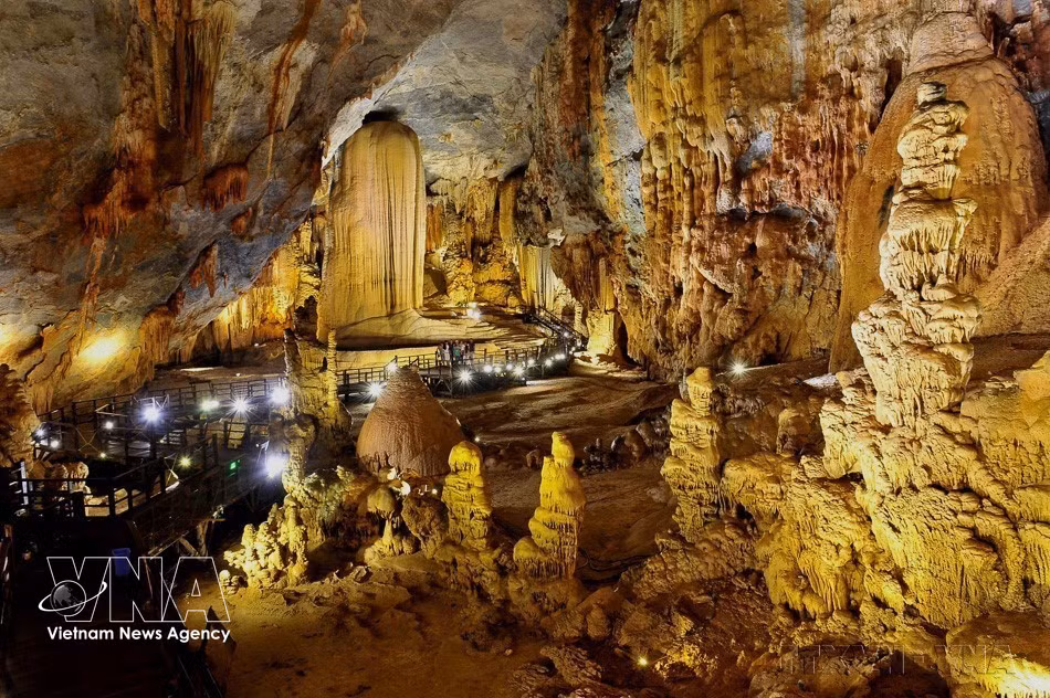 Située au sein du massif karstique inscrit au patrimoine mondial, la grotte de Thien Duong (Paradis) se distingue par son ampleur exceptionnelle et la richesse de ses concrétions, ce qui lui vaut d’être reconnue comme l’une des plus impressionnantes grottes du monde. Photo : VNA ​