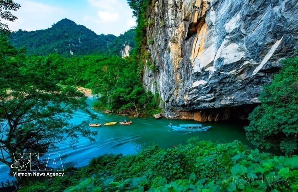 À l'entrée de la grotte de Phong Nha, le paysage naturel se déploie telle une œuvre d'art. Photo : VNA