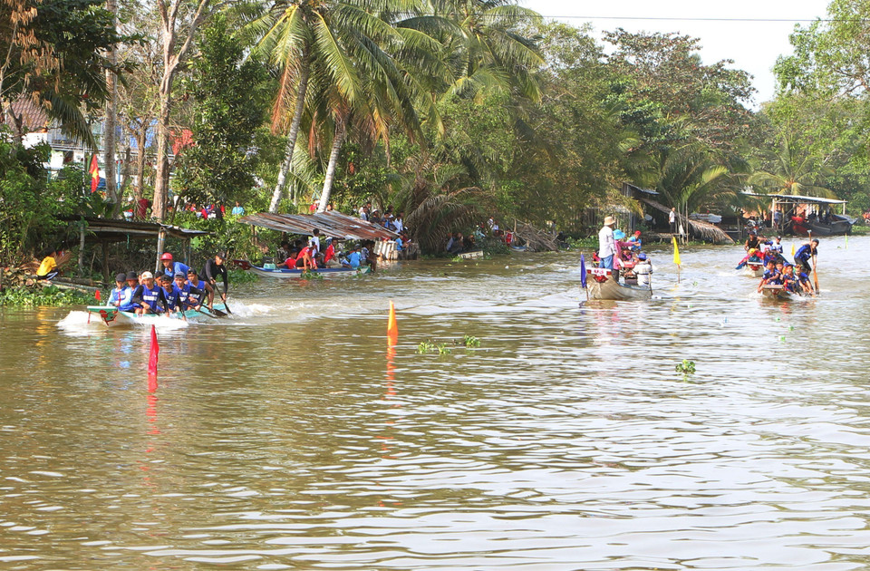 Les équipes se sont affrontées dans une course de 600 m. Photo : VNA