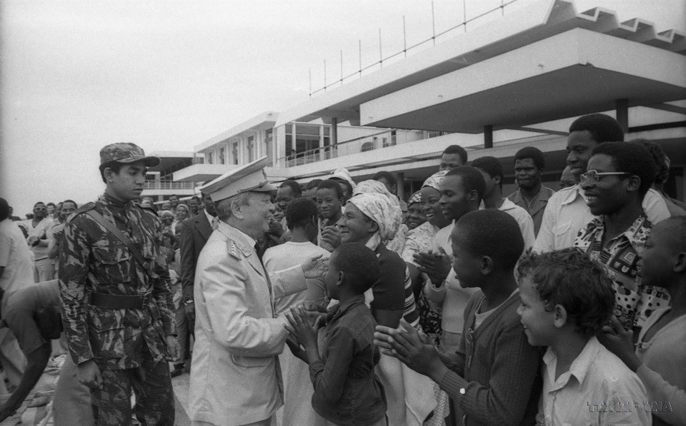 Les habitants de la capitale mozambicaine Maputo, accueillent le général Vo Nguyen Giap, vice-Premier ministre du Vietnam, lors de sa visite au Mozambique du 15 au 19 novembre 1980. Photo : VNA