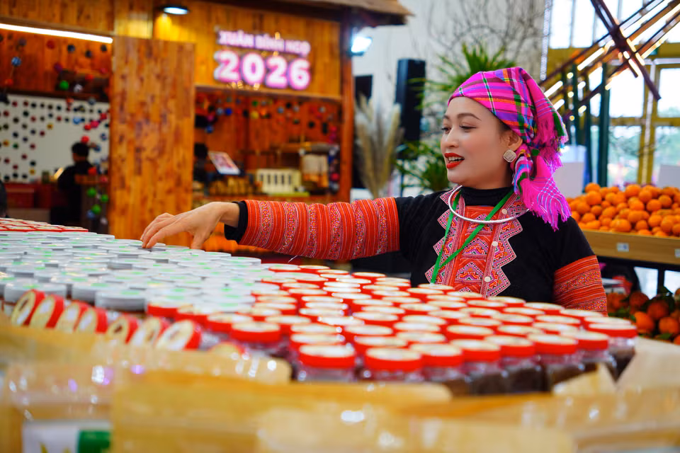 Une femme Hmong présente des produits locaux au stand de la province de Son La. Photo : VNA