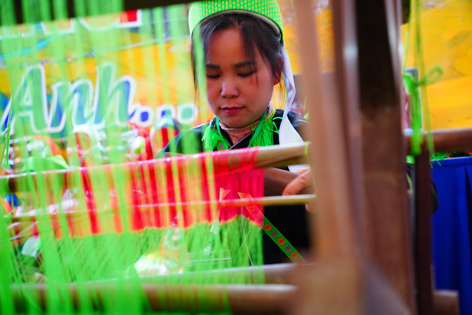 Démonstration du tissage traditionnel par une artisane de Nung au stand de la province de Lang Son. Photo : VNA