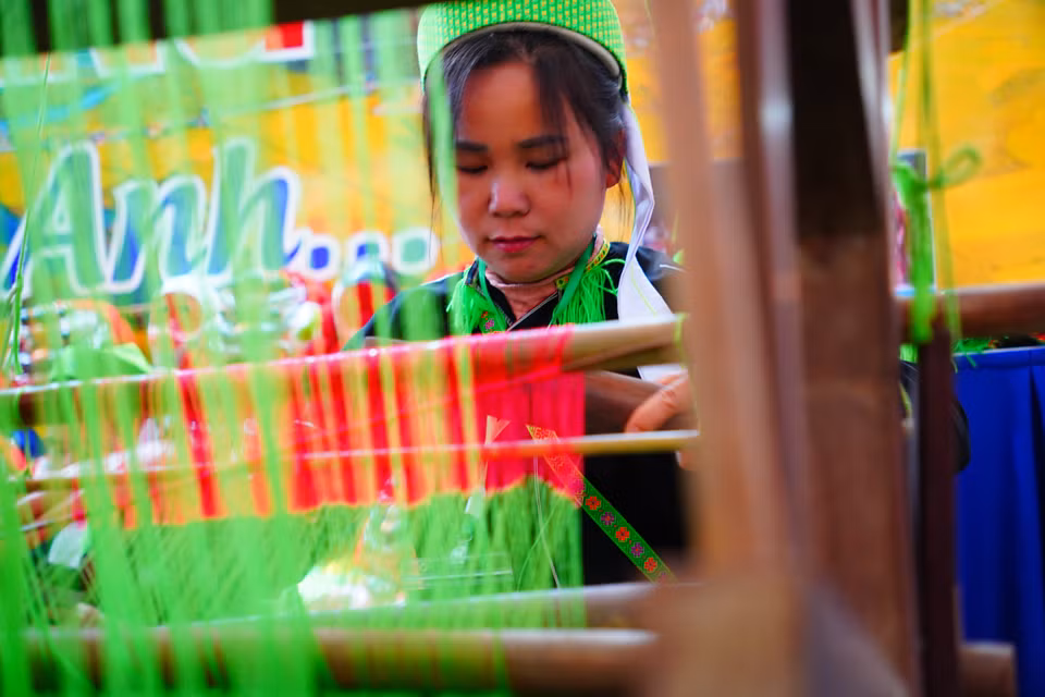 Démonstration du tissage traditionnel par une artisane de Nung au stand de la province de Lang Son. Photo : VNA