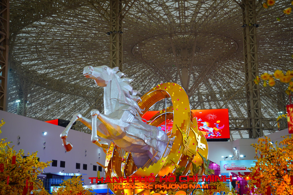 La statue équine symbolisant l'année du Ch(Binh Ngo) trône à l'entrée principale de la Foire du Printemps 2026. Photo : VNA