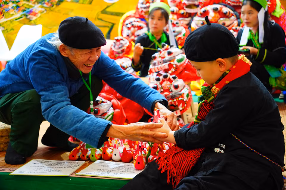 Un artisan de l'ethnie Tày présente fièrement le « poulet traditionnel », une création artisanale typique de sa communauté. Photo : VNA