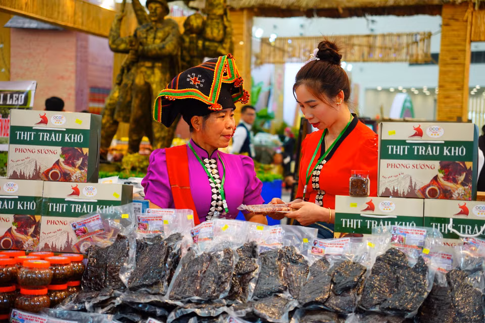 Présentation de spécialités de la province de Dien Bien par des femmes de l'ethnie Thai en tenue traditionnelle. Photo : VNA