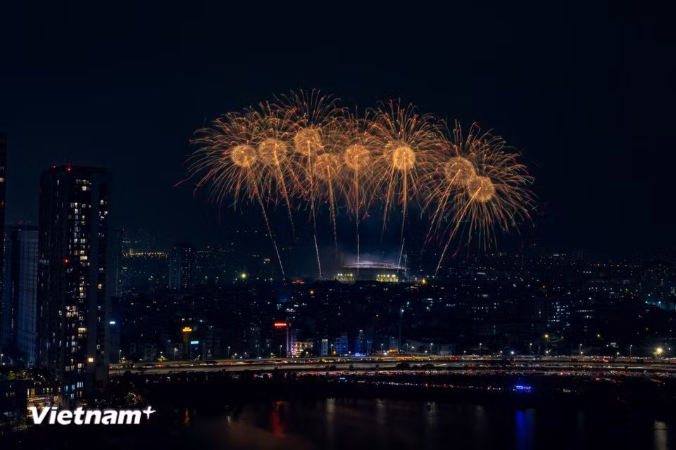 Grâce à cela, les feux d’artifice se synchronisent parfaitement avec la musique, créant une véritable danse de lumière. Photo : Vietnam+