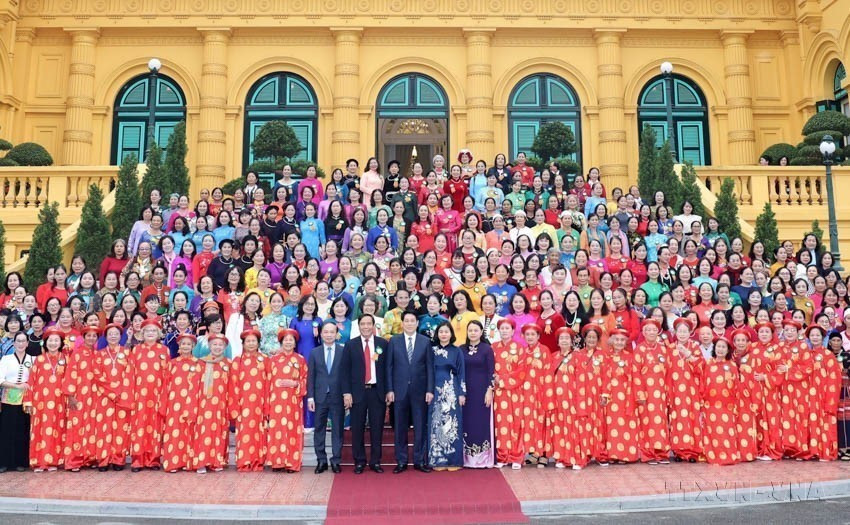 Le président Luong Cuong rencontre une délégation de femmes âgées exemplaires, représentant les plus de 9 millions de femmes âgées à travers le pays, le 6 décembre 2024. Photo : VNA