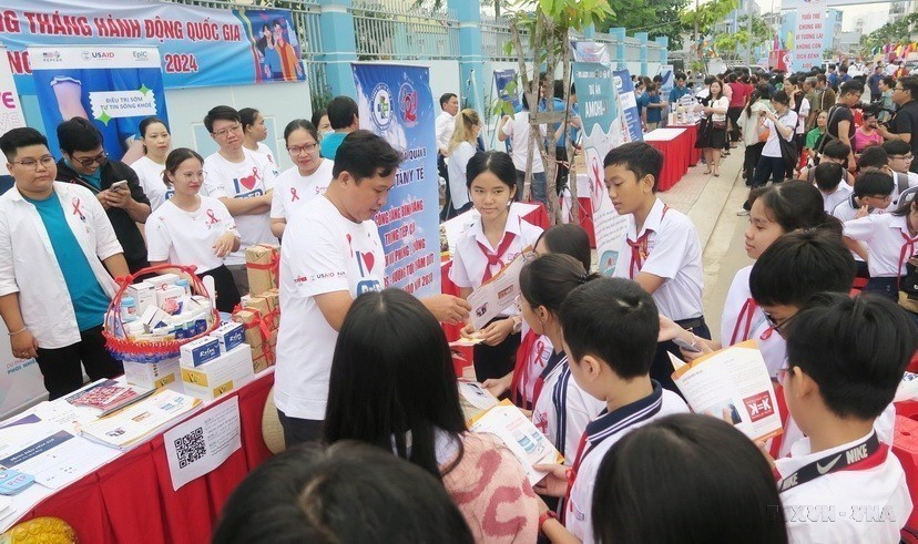 Des bénévoles sensibilisent des écoliers à la prévention du VIH/SIDA lors d'un meeting organisé le 30 novembre 2024 par le Département de la Santé de Ho Chi Minh-Ville, en écho au Mois d'action national contre le VIH/sida 2024 et à la Journée mondiale de lutte contre le sida. Photo : VNA