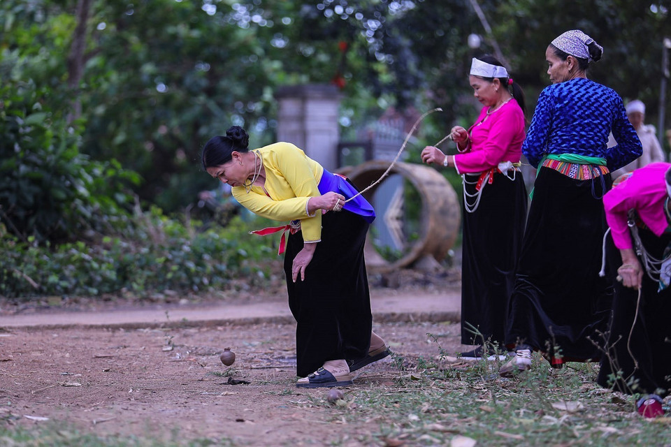 L'équipe dont la toupie s'immobilise la première est déclarée perdante. Photo : VNA
